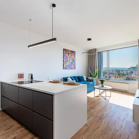 Panoramic Castle View Sky Park Apartment